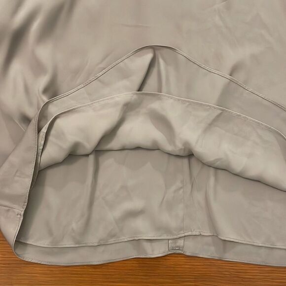 H&M Gray Satin Sleeveless Blouse Womens Size Extra Large XL Flowy Minimalist - Picture 4 of 10